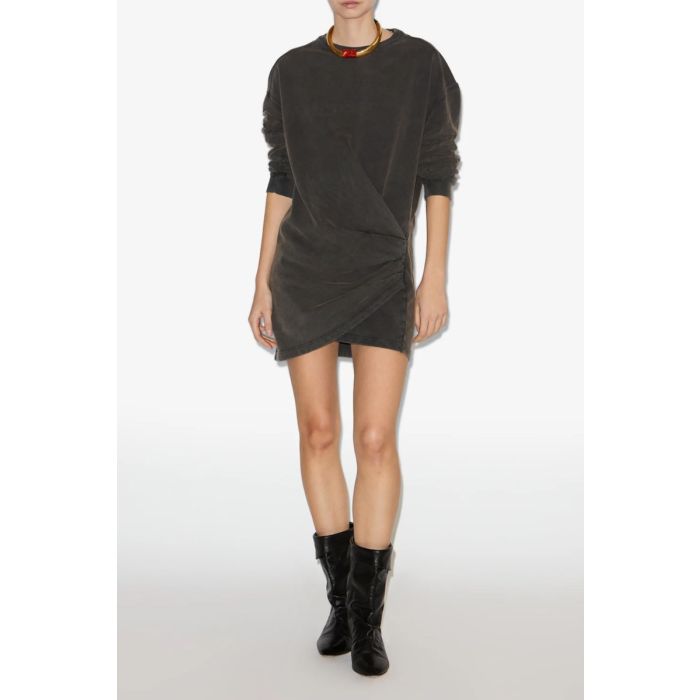 Robe Pipper Isabel Marant Étoile en molleton noir délavé. Portée de face avec des boots en cuir noir.