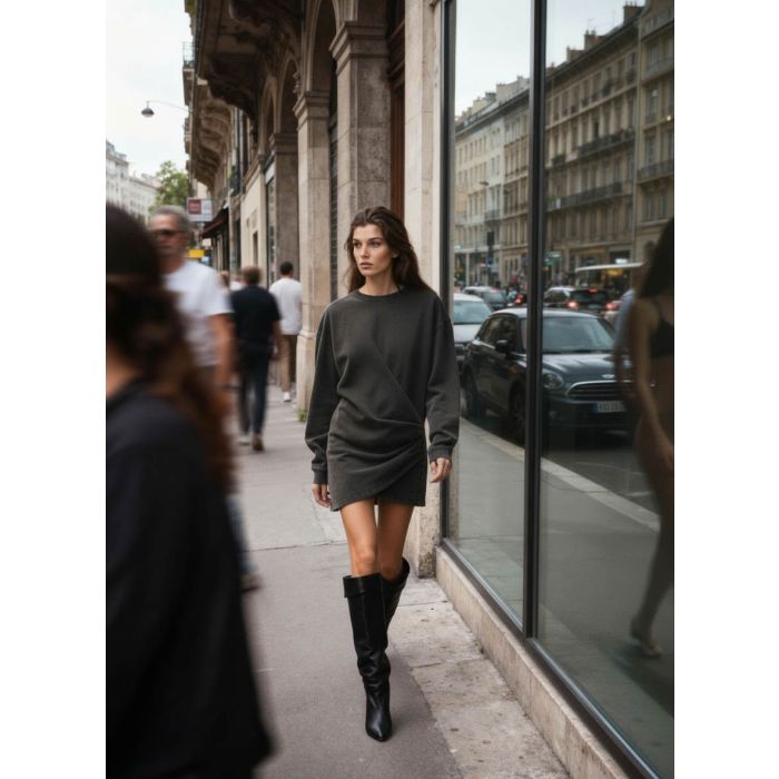 Robe Pipper Isabel Marant Étoile en molleton noir délavé portée de face. 