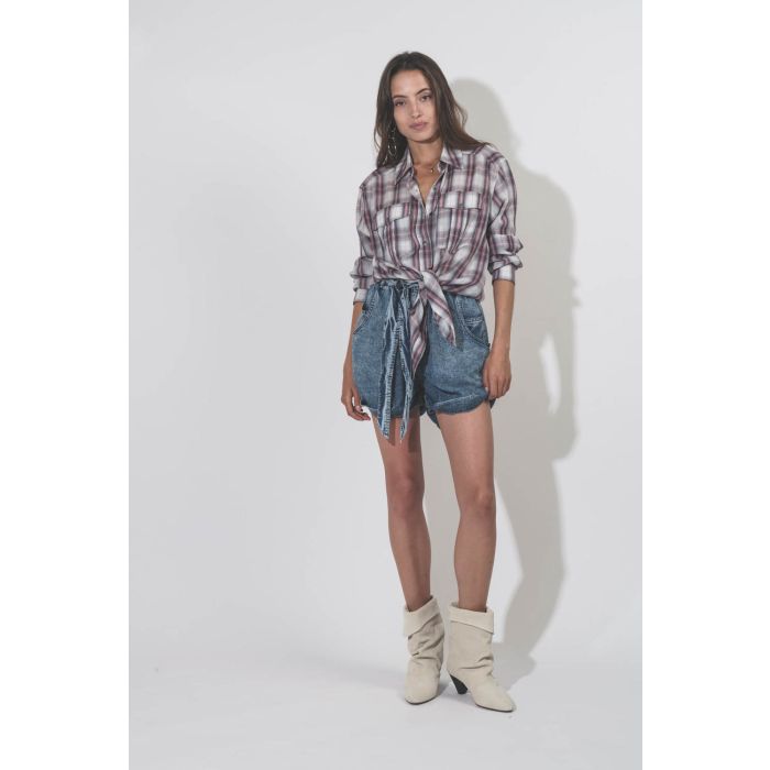 Short court taille haute avec ceinture toile 100% Lyocell bleu Pierine Isabel Marant Etoile. Porté avec une chemise à carreaux.