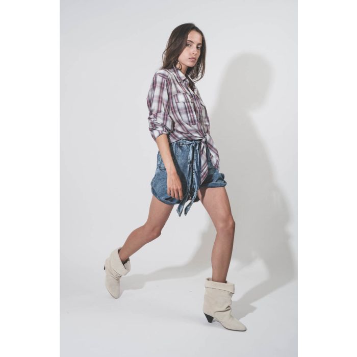 Short court taille haute avec ceinture toile 100% Lyocell bleu Pierine Isabel Marant Etoile. Porté avec des boots en cuir suédé écru.
