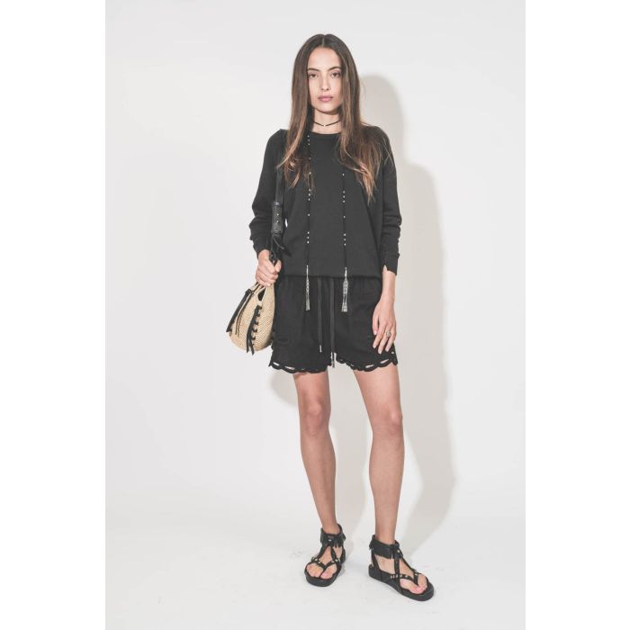Short court en coton et dentelle ajourée noire Safa Marant Etoile. Porté avec un sweat-shirt classique noir College The Great et des sandales cloutées en cuir noir Silya Isabel Marant. Panier en osier naturel et noir Tampa Mini Isabel Marant. Sautoir écha