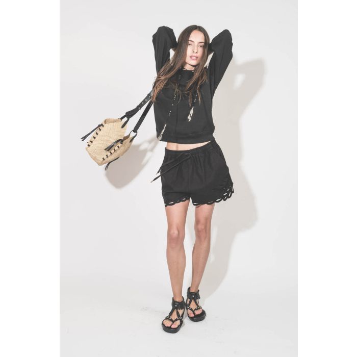 Short court en coton et dentelle ajourée noire Safa Marant Etoile. Porté de face avec un sweat-shirt classique noir College The Great et des sandales cloutées en cuir noir Silya Isabel Marant. Panier en osier naturel et noir Tampa Mini Isabel Marant. Saut