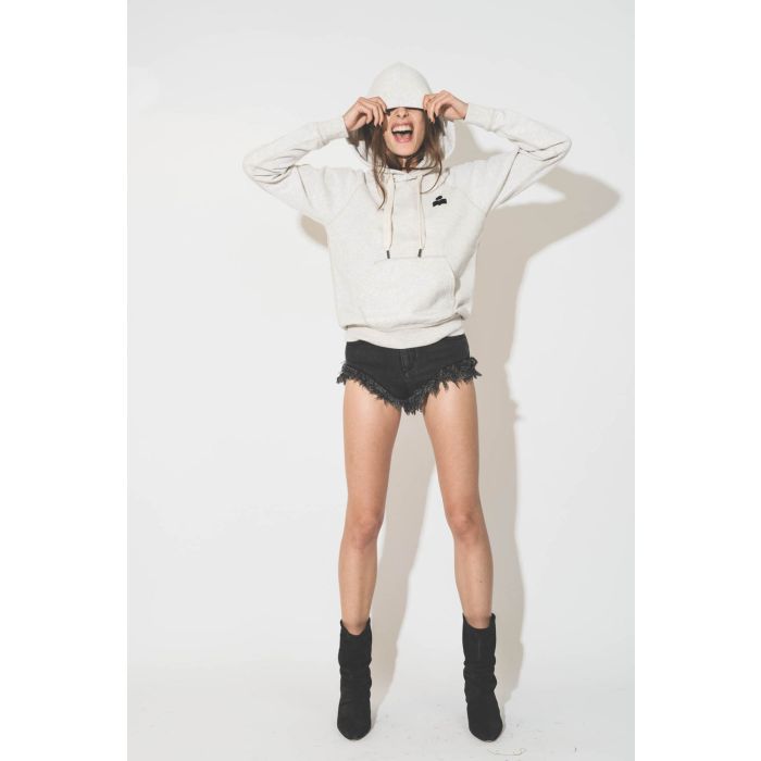 Sweat-shirt à capuche près du corps écru mini logo poitrine noir Marant Malibu Isabel Marant Etoile. Porté de face.