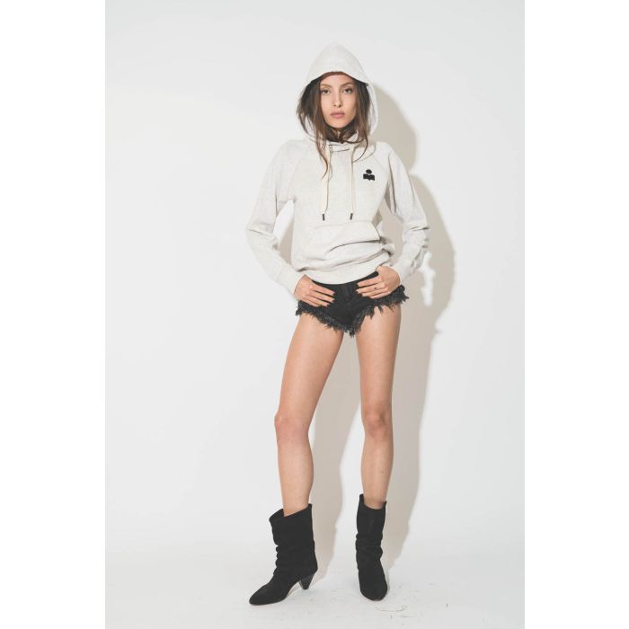 Sweat-shirt à capuche près du corps écru mini logo poitrine noir Marant Malibu Isabel Marant Etoile. Porté capuche relevée.