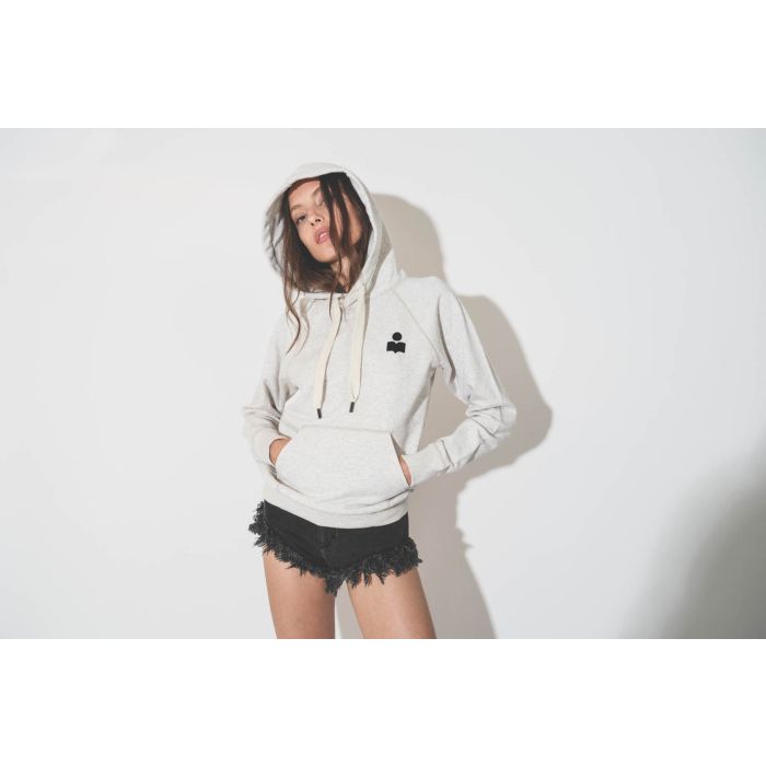 Sweat-shirt à capuche près du corps écru mini logo poitrine noir Marant Malibu Isabel Marant Etoile. Détail du mini logo en velours noir Marant Etoile.