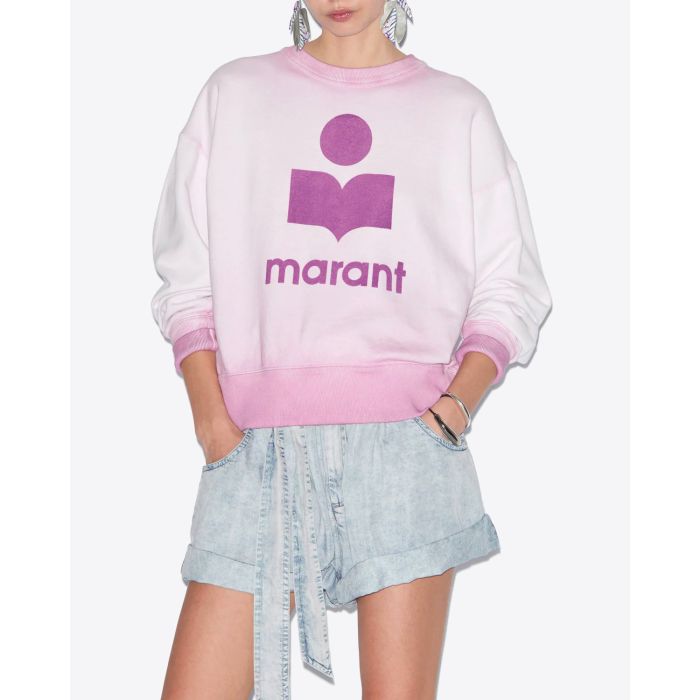Sweat-shirt col rond manches longues tie and dye lilas logo Marant Mobyli Isabel Marant Etoile. Porté avec un short en jean.