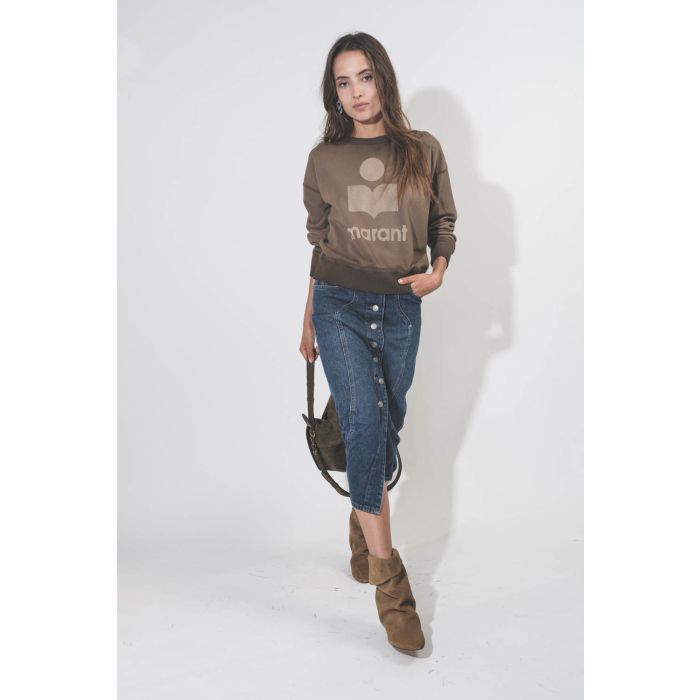 Sweat-shirt col rond kaki logo Marant Mobyli Isabel Marant Etoile. Porté avec une jupe longue en jean bleu boutonnée.