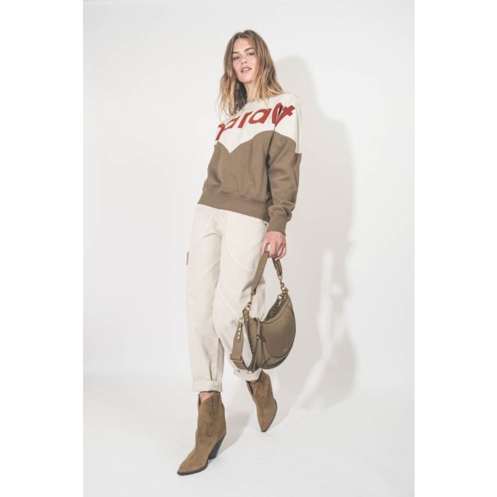 Sweatshirt Houston Isabel Marant Etoile à logo Marant écru, kaki foncé.  Porté de profil avec un jean écru.
