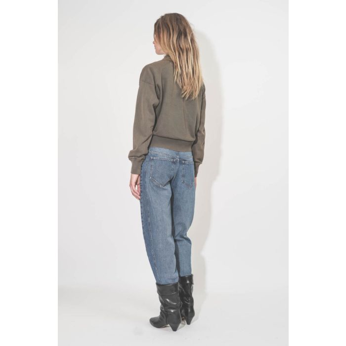 Sweatshirt Moby Dark Bronze logo écru Isabel Marant Etoile. Porté de dos avec un jean Isabel Marant Etoile.