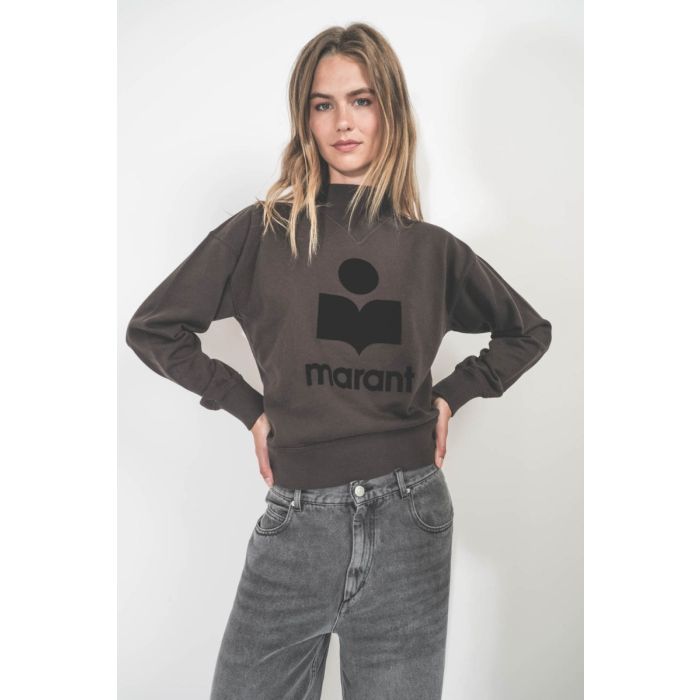 Sweatshirt Moby Isabel Marant Etoile en coton noir délavé logo velours noir. Porté de face.