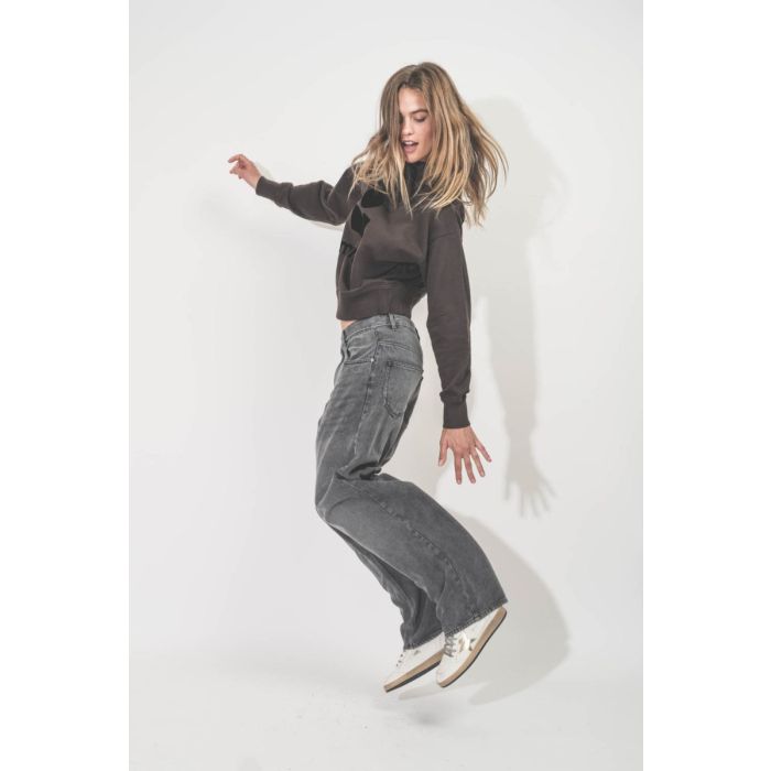 Sweatshirt Moby Isabel Marant Etoile en coton noir délavé logo velours noir. Porté de profil.