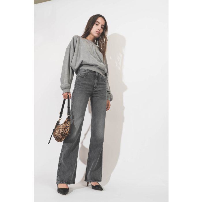 Sweatshirt col rond manches longues chauve-souris avec plis devant gris chiné clair Paulia Isabel Marant Etoile. Porté avec un sac léopard.