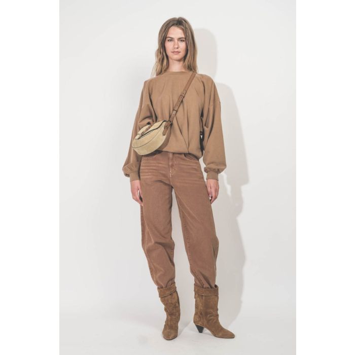 Sweatshirt Sauria Isabel Marant Etoile drapé en coton caramel. Porté de face avec un pantalon ocre.
