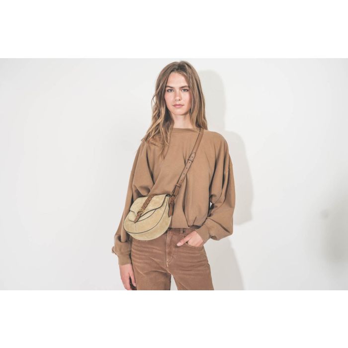 Sweatshirt Sauria Isabel Marant Etoile drapé en coton caramel. Porté de face avec un sac beige.