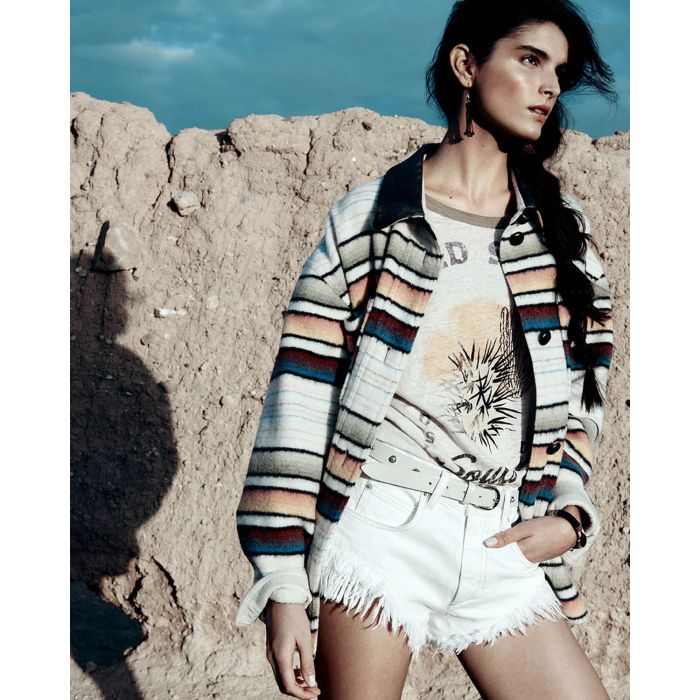 Tee-shirt manches courtes écru imprimé Kiliann Isabel Marant Etoile. Porté avec une veste à rayures. 
