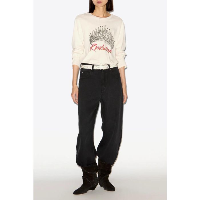 Tee-shirt manches longues écru imprimé placé représentant une tiare et inscription Révolution en rouge sur le devant Martine Isabel Marant Etoile. Porté de face avec un jean noir.