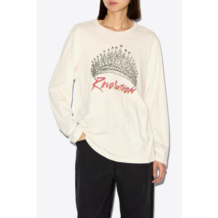 Tee-shirt manches longues écru imprimé placé représentant une tiare et inscription Révolution en rouge sur le devant Martine Isabel Marant Etoile. Porté de face.