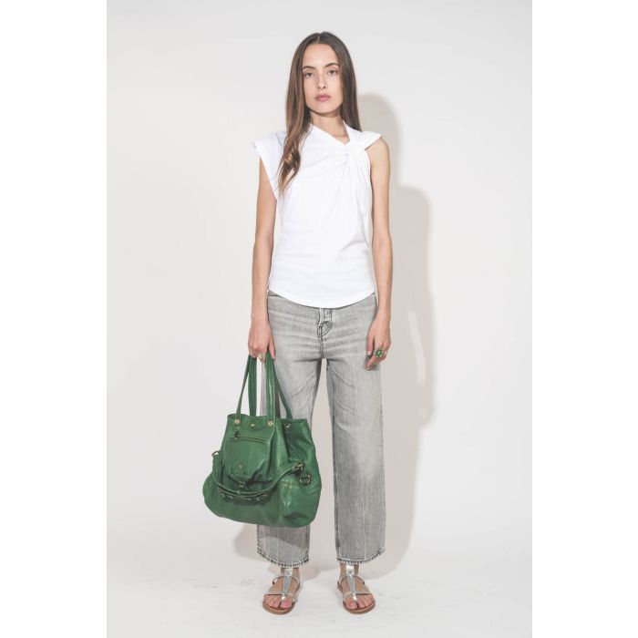 Tee-shirt sans manches noué sur le devant de l'épaule asymétrique en jersey blanc Nayda Marant Etoile. Porté de face avec une jean large gris Betty Haikure et des sandales plates en cuir argent Caravelle K.Jacques St-Tropez. Sac cabas porté main en cuir v