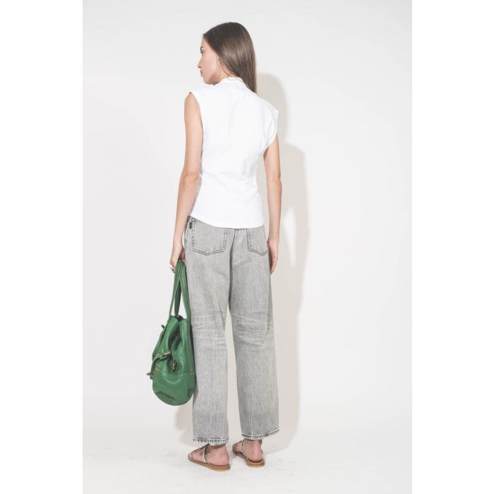 Tee-shirt sans manches noué sur le devant de l'épaule asymétrique en jersey blanc Nayda Marant Etoile. Porté de dos avec une jean large gris Betty Haikure et des sandales plates en cuir argent Caravelle K.Jacques St-Tropez. Sac cabas porté main en cuir ve