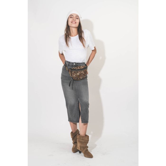 Tee-shirt droit manches courtes  en lin blanc Zewell Isabel Marant Etoile. Porté avec un sac banane léopard autours de la taille.
