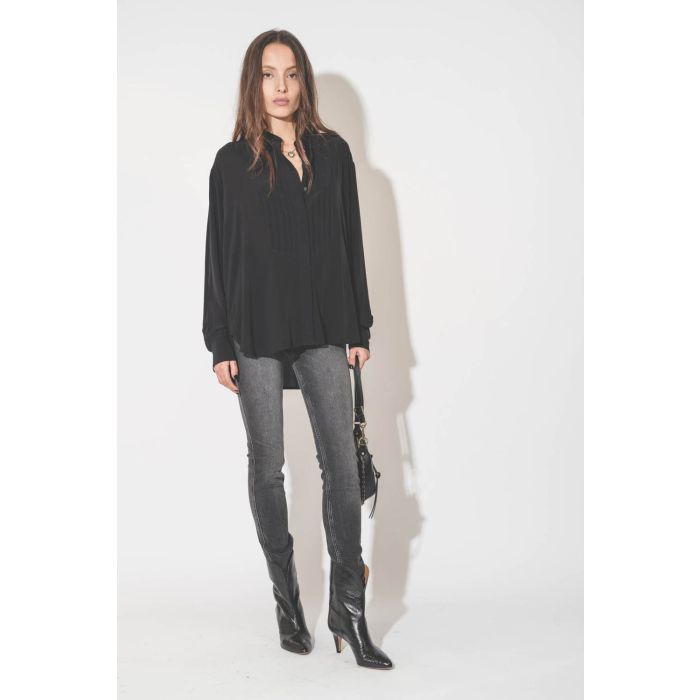 Chemise forme liquette manches longues en viscose noir Amel Isabel Marant Etoile. Porté avec un jean Slim gris.