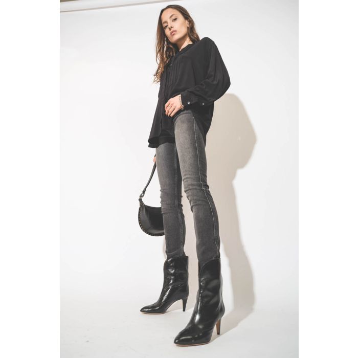 Chemise forme liquette manches longues en viscose noir Amel Isabel Marant Etoile. Porté avec un jean Slim et des boots à talons en cuir glacé noir.