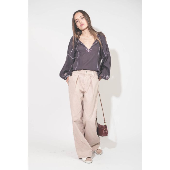 Top manches longues en voile de coton brodé bleu nuit lilas Fernanda Isabel Marant Etoile. Porté de face avec un jean large à pinces en coton rose poudré Candy Twill 45 Haikure. Sneakers en cuir blanc languette rose Super Star 12170 Golden Goose et sac Bo