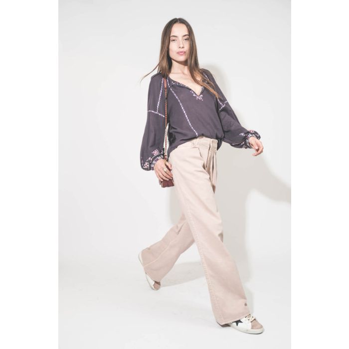 Top manches longues en voile de coton brodé bleu nuit lilas Fernanda Isabel Marant Etoile. Porté de profil avec un jean large à pinces en coton rose poudré Candy Twill 45 Haikure. Sneakers en cuir blanc languette rose Super Star 12170 Golden Goose et sac 