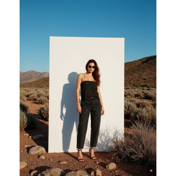 Top Gaelia Isabel Marant Etoile en dentelle de coton noir porté avec un jean noir. Réalisation artistique créée avec l'IA. 