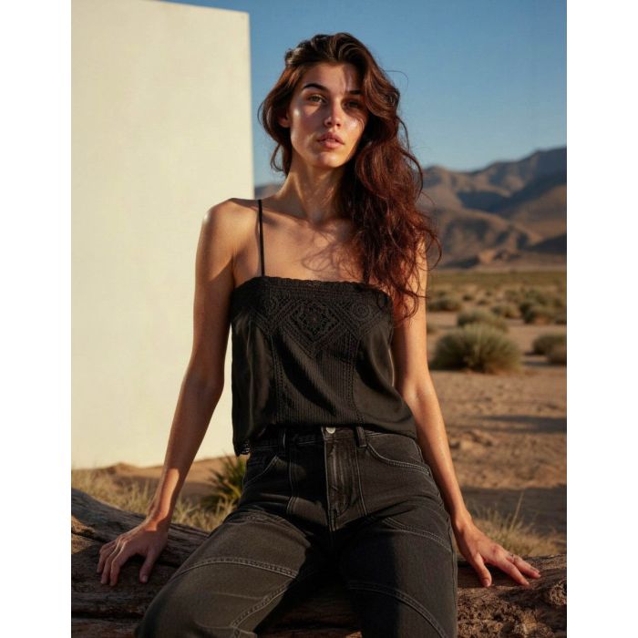 Top Gaelia Isabel Marant Etoile en dentelle de coton noir porté de face. Réalisation artistique créée avec l'IA. 