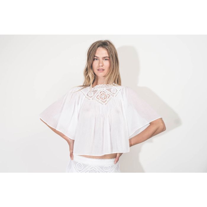 Top Garia Isabel Marant Etoile en voile de coton et dentelle blanche. Détail de la dentelle.