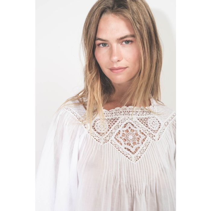 Top Garia Isabel Marant Etoile en voile de coton et dentelle blanche. Détail de la broderie.
