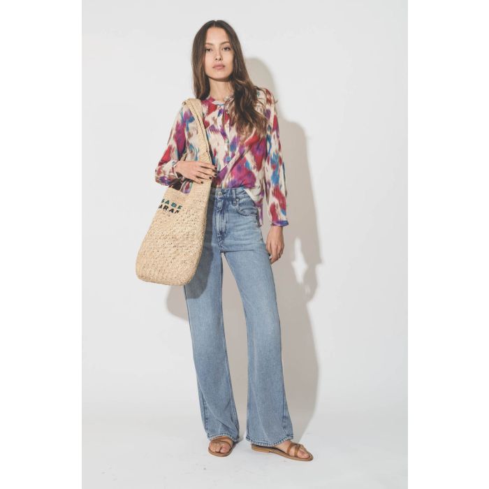 Blouse en voile de coton imprimé Tie and Dye beige framboise Maria Isabel Marant Etoile. Porté avec un jean bleu fluide.