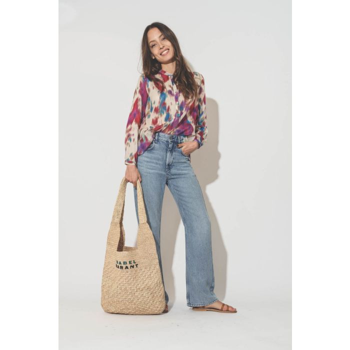 Blouse en voile de coton imprimé Tie and Dye beige framboise Maria Isabel Marant Etoile. Porté avec un panier souple en osier. 