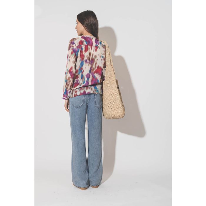 Blouse en voile de coton imprimé Tie and Dye beige framboise Maria Isabel Marant Etoile. Porté de dos.