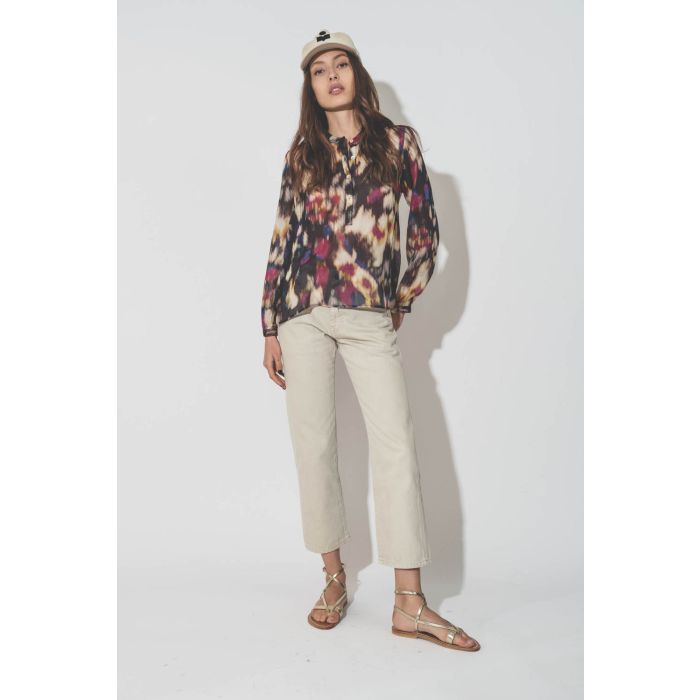 Blouse en voile de coton imprimé Tie and Dye Maria Isabel Marant Etoile. Porté avec un jean beige.