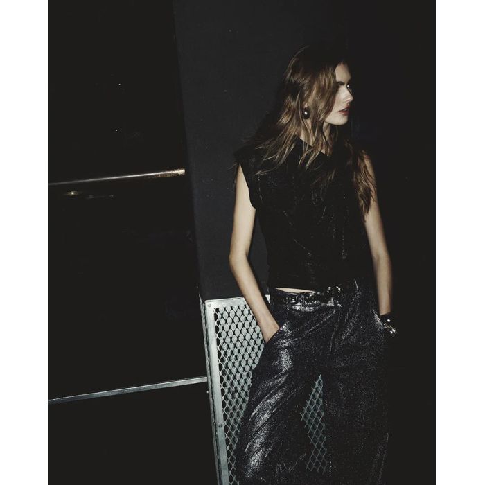 Top Naylor drapé en jersey lamé noir Isabel Marant Etoile. Porté avec un jean baggy enduit noir brillant. 
