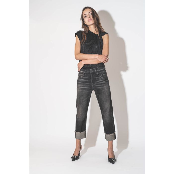 Top sans manches drapé asymétrique en jersey lamé noir Naylor Isabel Marant Etoile porté avec un jean boyfriend et des escarpins en cuir noir.