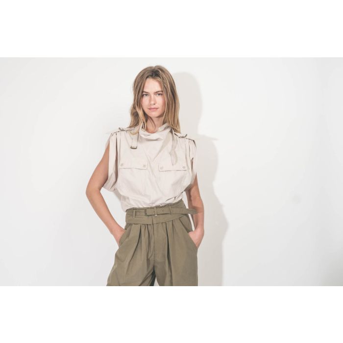 Top Nemia Isabel Marant Etoile en coton écru. Porté de face.