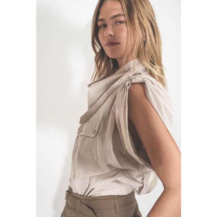 Top Nemia Isabel Marant Etoile en coton écru. Porté de profil.
