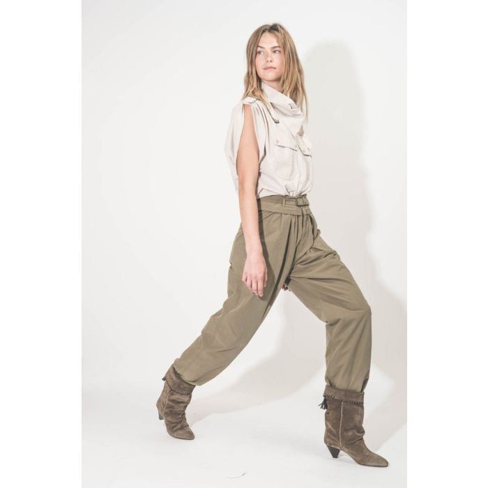 Top Nemia Isabel Marant Etoile en coton écru. Porté de profil avec un pantalon kaki.
