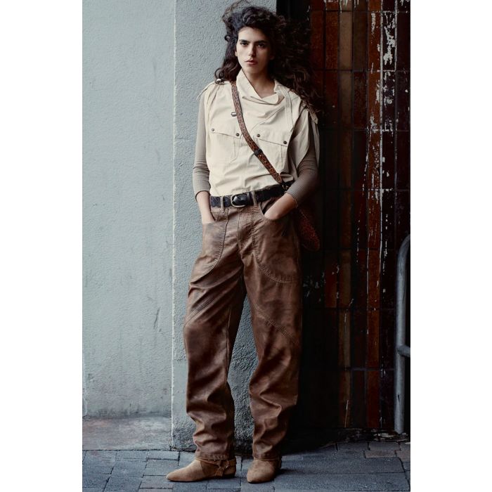 Top Nemia Isabel Marant Etoile en coton craquant écru. Top sans manches col montant avec passants et sangles coupe ample. Porté avec un tee-shirt manches longues en dessous.