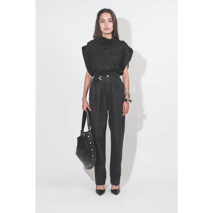 Top sans manches avec sangles sur les épaules et col en toile noire Remea Isabel Marant Etoile. Porté avec un pantalon noir taille haute.