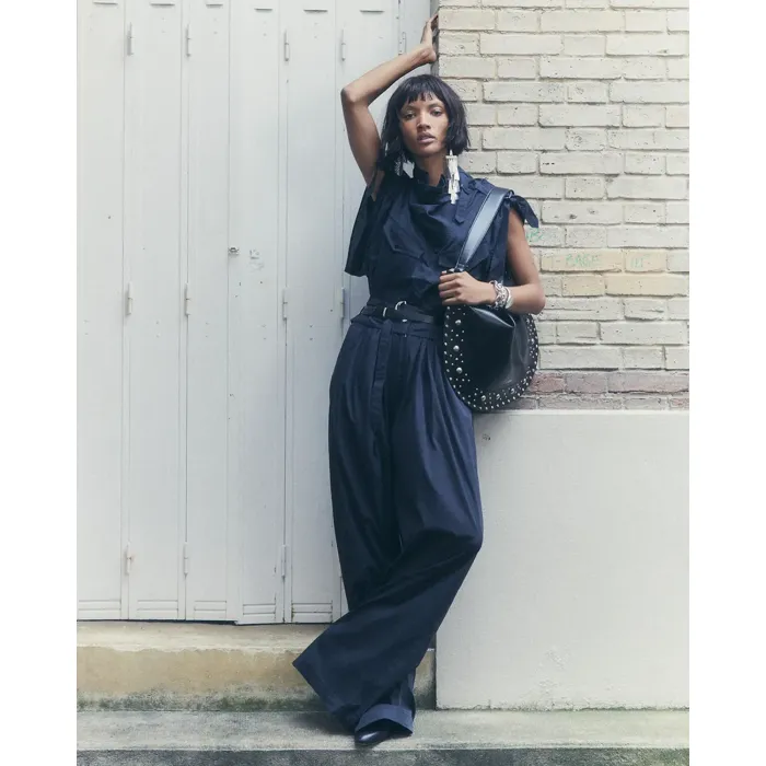Top sans manches en popeline de coton légère Remea Isabel Marant Etoile. Porté avec un pantalon noir assorti. 