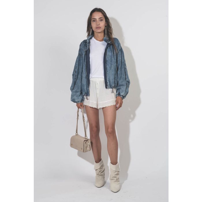 Veste forme blouson fluide en Lyocell bleu délavé Plume Isabel Marant Etoile. Porté ouvert.