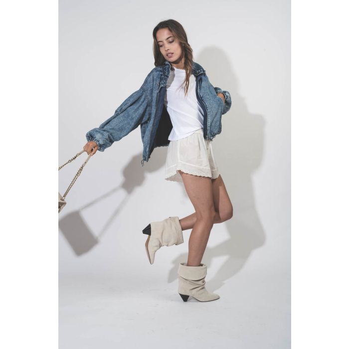 Veste forme blouson fluide en Lyocell bleu délavé Plume Isabel Marant Etoile. Porté avec un short en voile de coton blanc.