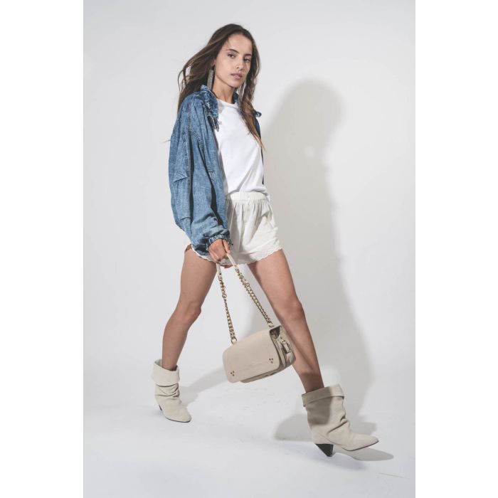 Veste forme blouson fluide en Lyocell bleu délavé Plume Isabel Marant Etoile. Porté en total look blanc-écru.