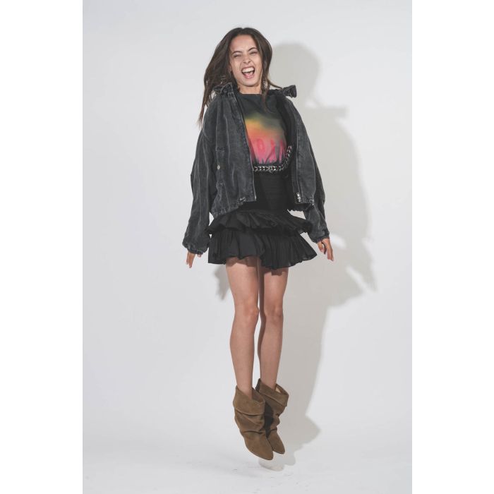 Veste forme blouson tissu fluide en Lyocell noir délavé Plume Isabel Marant Etoile. Porté avec une mini-jupe à volants.