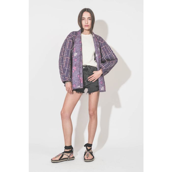Veste en bouti imprimé géométrique d'un côté, intérieur fleurs de l'autre volet Chancel Marant Etoile. Portée ouverte de face avec un tee-shirt écru Boxy Crew The Great, un short en jean noir Mikuta et des sandales noires Gypsa Isabel Marant.