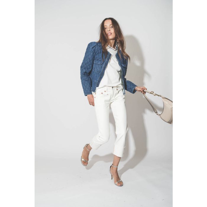 Veste près du corps matelassée en jean bleu Deliona Isabel Marant Etoile. Porté avec un tee-shirt brodé blanc.